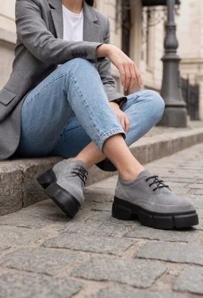 Pantofi dama gri din piele intoarsa cu siret