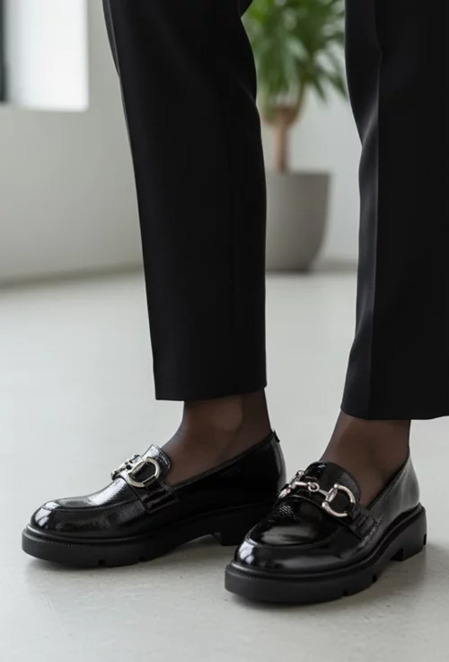 Pantofi dama negri confectionati din piele lacuita