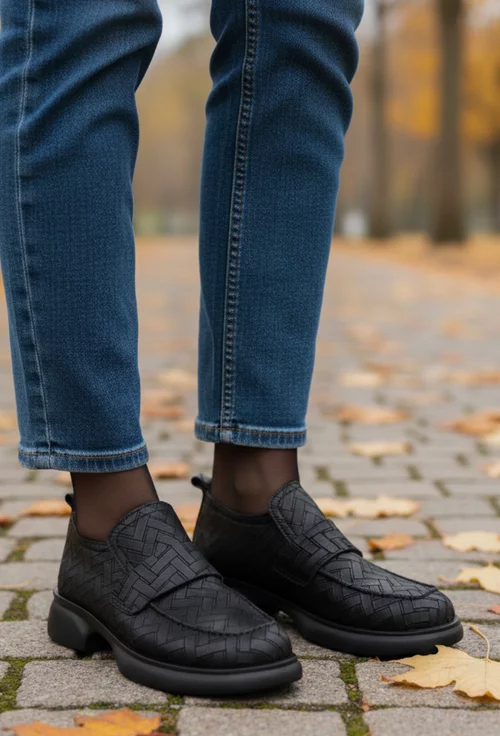 Pantofi dama negri din piele cu model