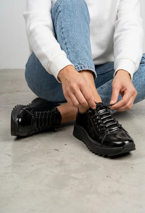 Pantofi dama negri din piele lacuita