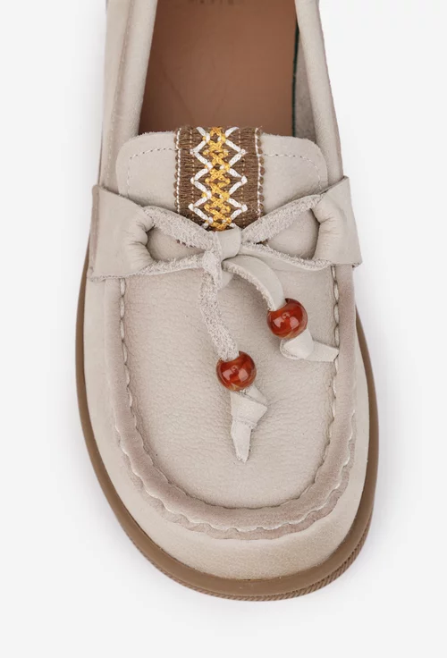 Pantofi dama NUR bej din piele nabuc cu ornament