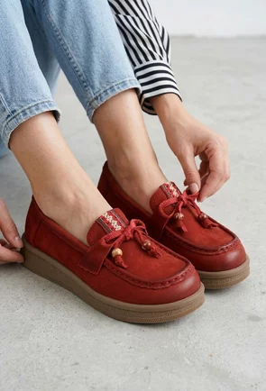 Pantofi dama NUR bordo din piele nabuc cu ornament