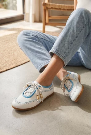 Pantofi dama NUR din piele alba cu detalii bleu