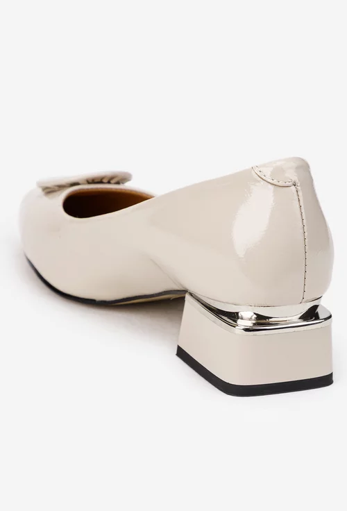 Pantofi dama NUR din piele lacuita bej cu ornament