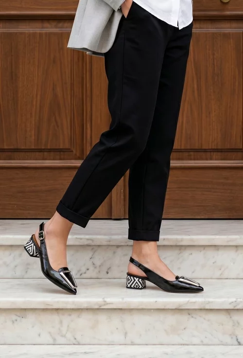 Pantofi dama NUR din piele lacuita neagra cu ornament