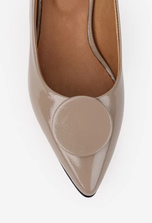 Pantofi dama NUR din piele lacuita taupe cu ornament