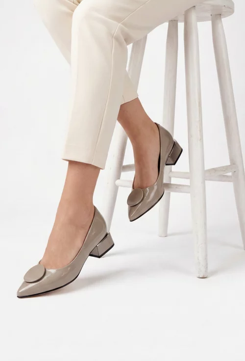 Pantofi dama NUR din piele lacuita taupe cu ornament