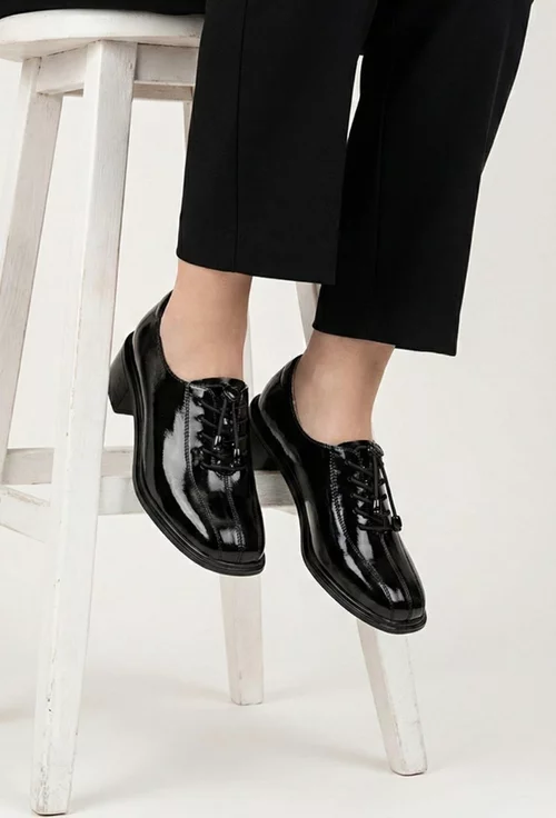 Pantofi dama NUR negri din piele lacuita cu siret elastic