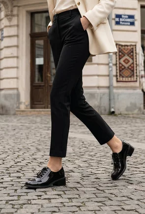 Pantofi dama NUR negri din piele lacuita cu siret elastic