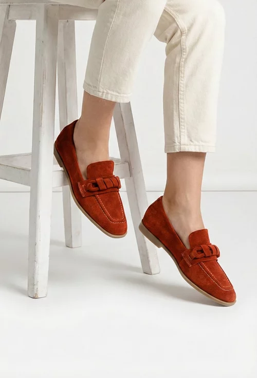 Pantofi dama rosii din piele intoarsa cu ornament