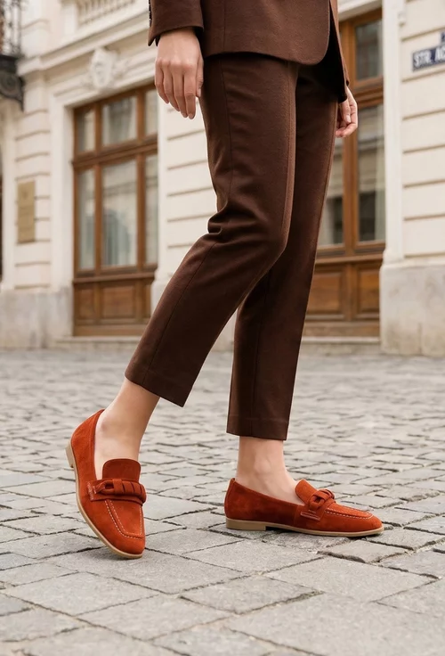 Pantofi dama rosii din piele intoarsa cu ornament