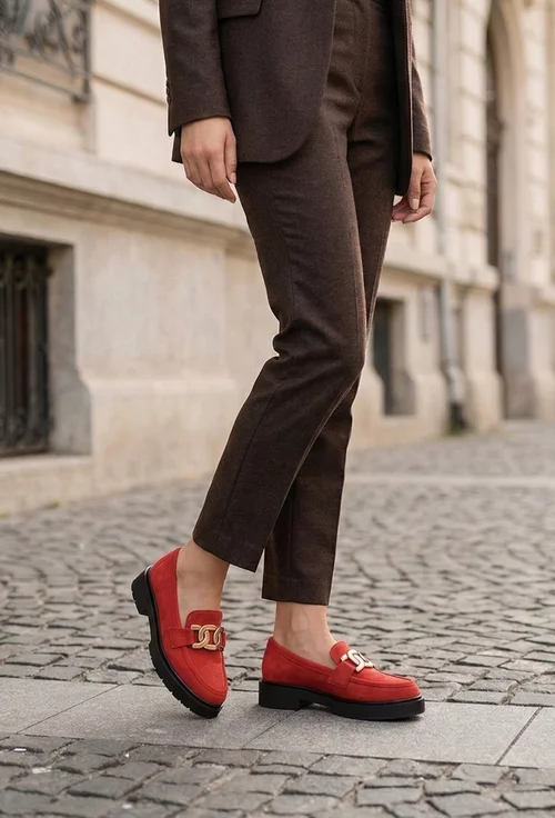 Pantofi dama rosii din piele intoarsa cu ornament