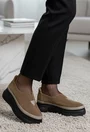 Pantofi dama taupe din piele intoarsa cu talpa inalta