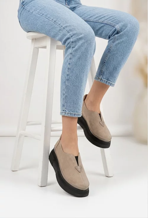 Pantofi dama taupe din piele intoarsa cu talpa inalta picture - 2
