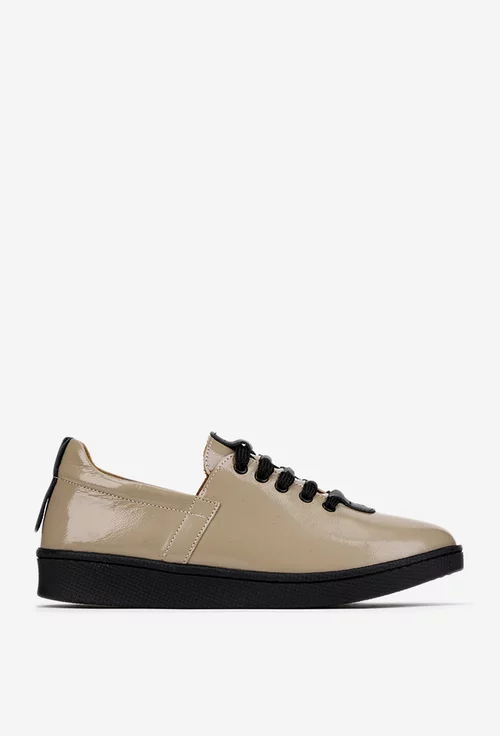 Pantofi dama taupe din piele lacuita cu detalii negre