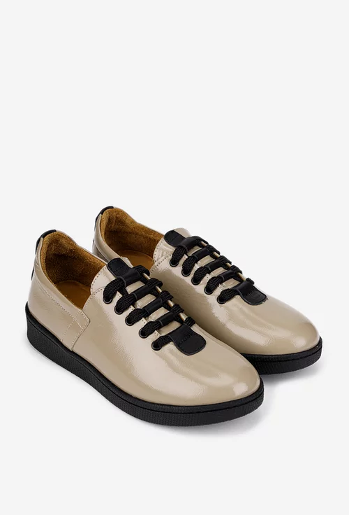 Pantofi dama taupe din piele lacuita cu detalii negre