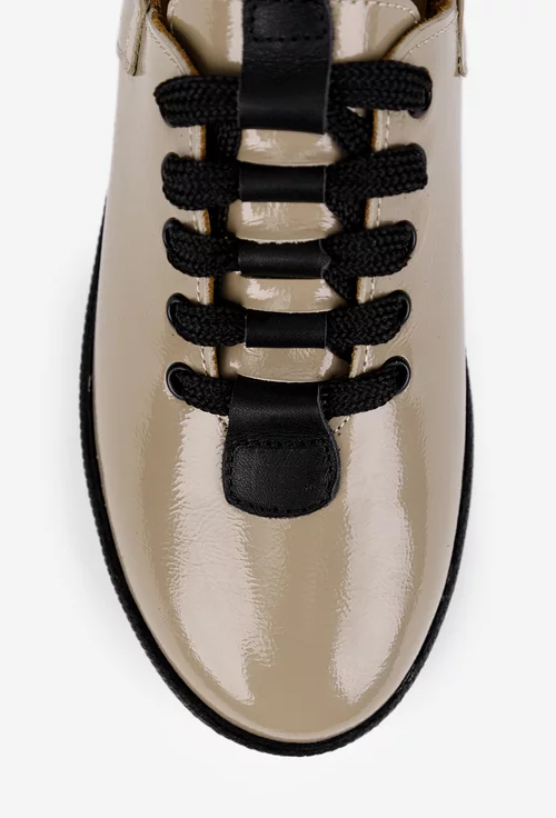 Pantofi dama taupe din piele lacuita cu detalii negre
