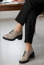 Pantofi dama taupe din piele lacuita cu siret si toc gros
