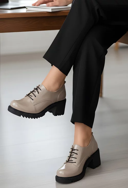 Pantofi dama taupe din piele lacuita cu siret si toc gros
