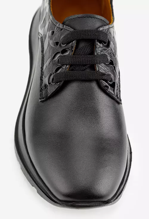 Pantofi negri confectionati din piele naturala cu model