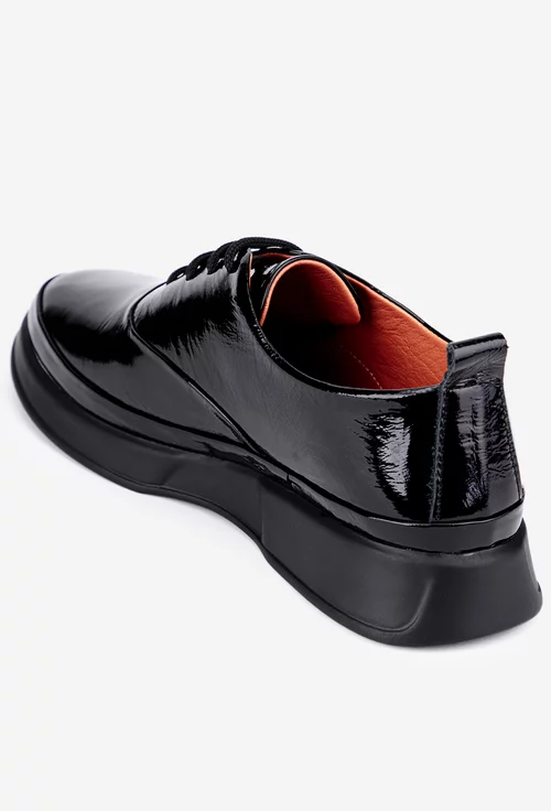Pantofi negri din piele lacuita cu siret