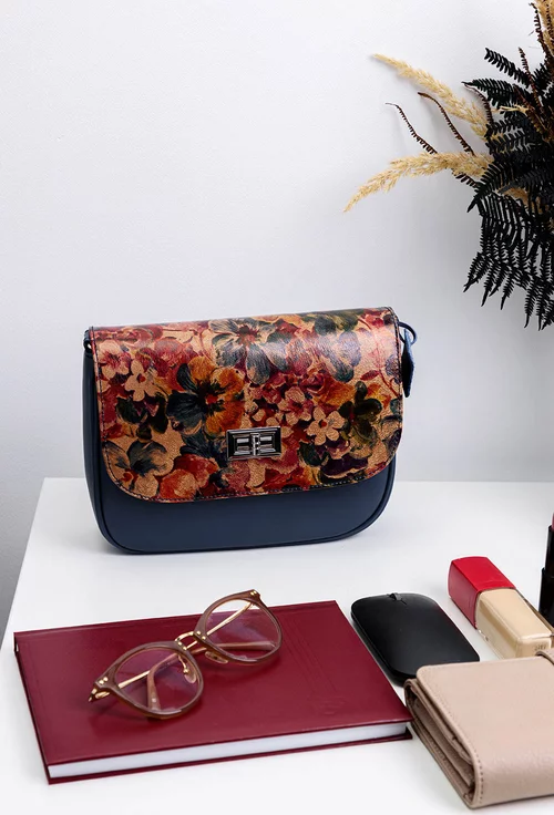 Poseta bleumarin din piele naturala cu imprimeu floral