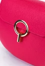 Poseta dama fuchsia din piele texturata cu detalii metalice aurii