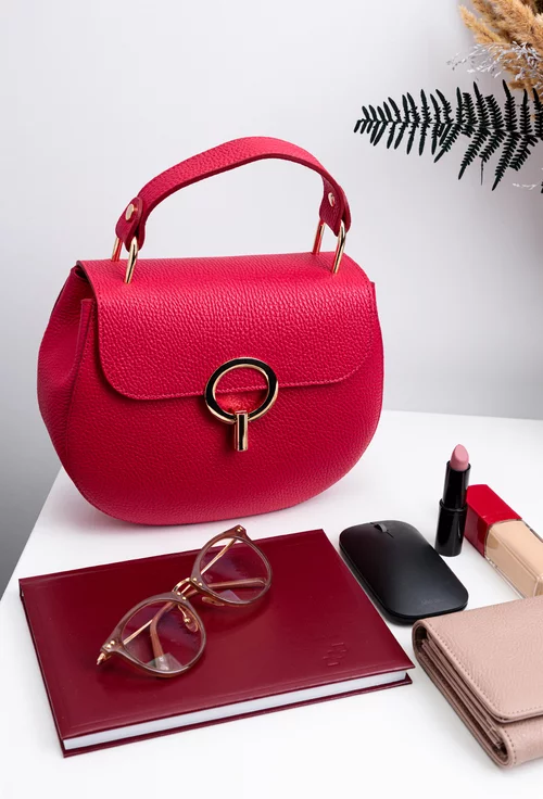 Poseta dama fuchsia din piele texturata cu detalii metalice aurii
