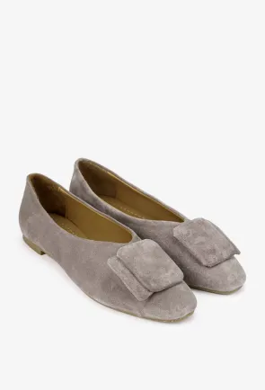Balerini dama taupe din piele intoarsa cu ornament
