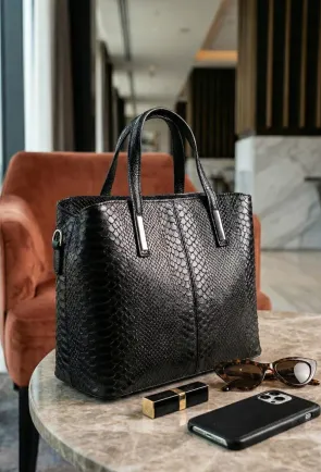 Geanta dama neagra confectionata din piele croco