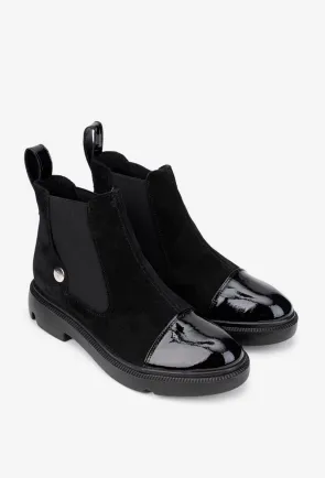 Ghete dama negre din piele intoarsa cu detaliu lacuit