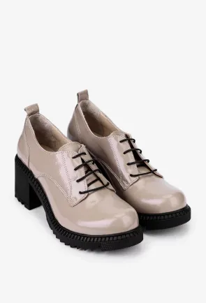 Pantofi dama taupe din piele lacuita cu siret si toc gros