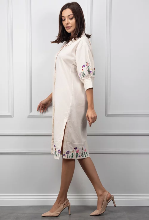 Rochie bej accesorizata cu broderie