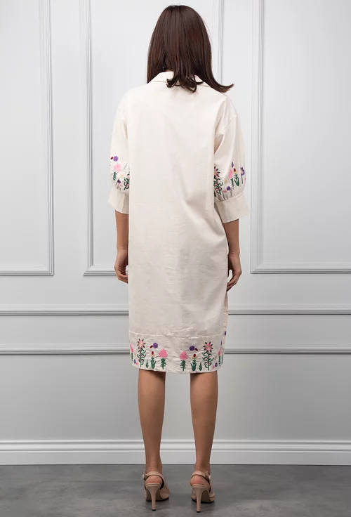 Rochie bej accesorizata cu broderie