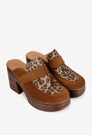 Saboti dama maro din piele intoarsa cu detalii animal print
