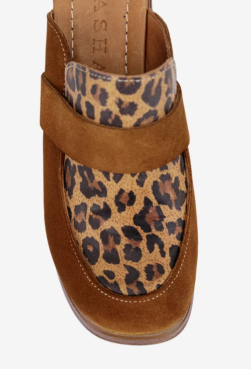 Saboti dama maro din piele intoarsa cu detalii animal print