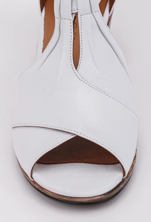 Sandale albe din piele prevazute cu decupaje