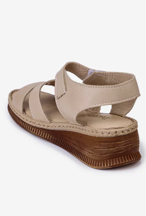 Sandale bej din piele cu inchidere scai