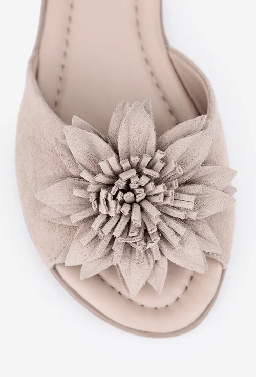 Sandale bej din piele intoarsa cu detaliu floare