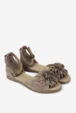 Sandale dama bej din piele intoarsa cu detaliu floare