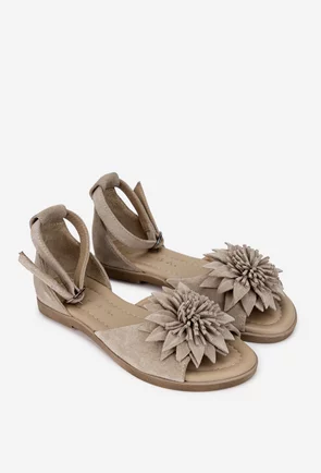 Sandale dama bej din piele intoarsa cu detaliu floare
