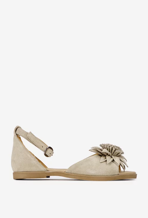 Sandale dama bej din piele intoarsa cu detaliu floare