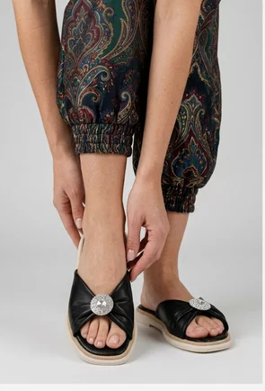 Sandale dama tip papuc negre din piele naturala cu ornament