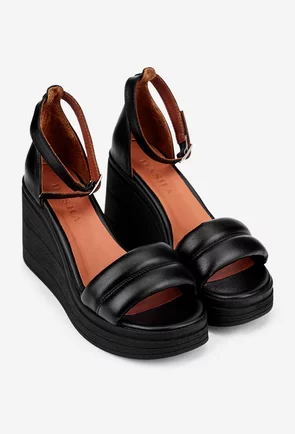 Sandale din piele neagra prevazute cu platforma
