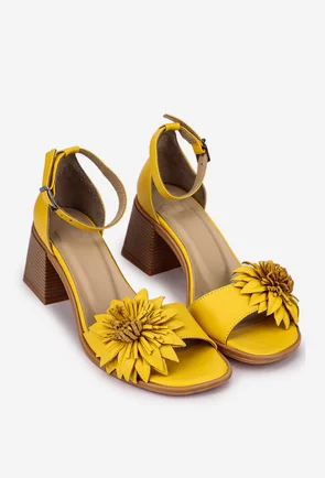 Sandale galbene NUR din piele cu ornament floare