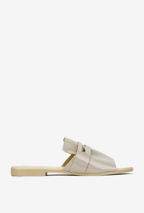 Sandale stil papuc dama bej din piele lacuita
