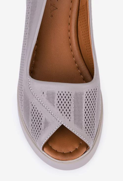 Sandale taupe din piele naturala cu model perforat