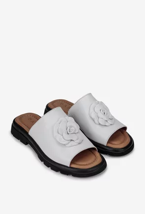 Sandale tip papuc dama din piele naturala alba cu floare