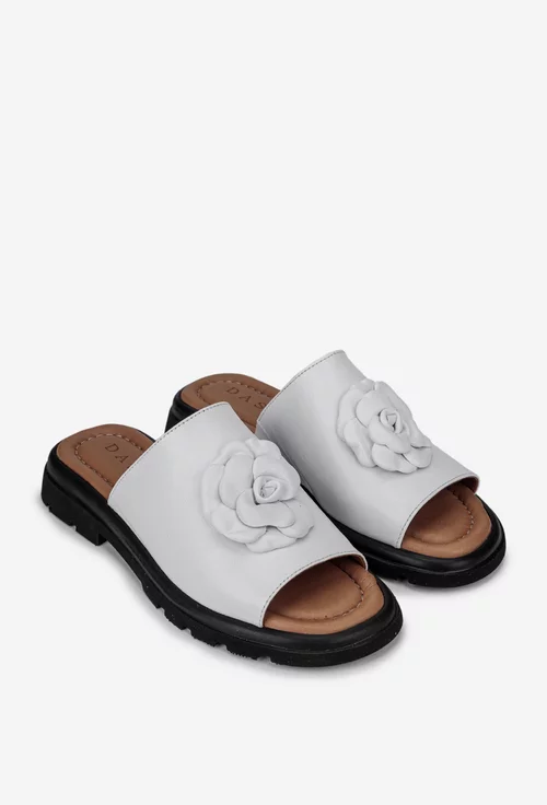 Sandale tip papuc dama din piele naturala alba cu floare