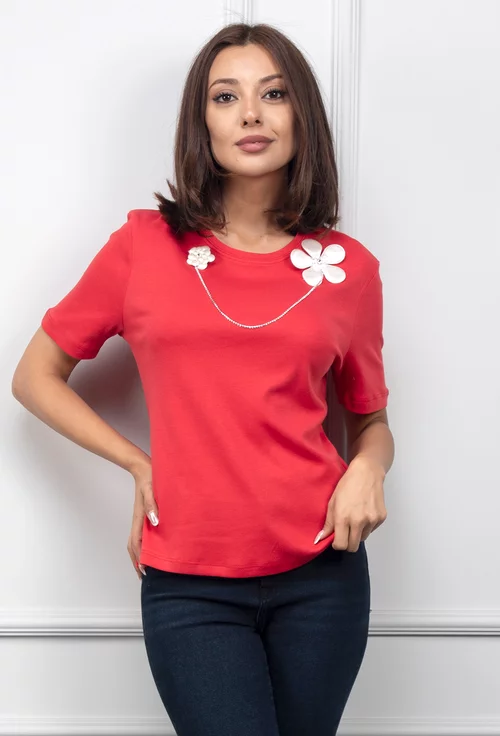 Tricou rosu accesorizat